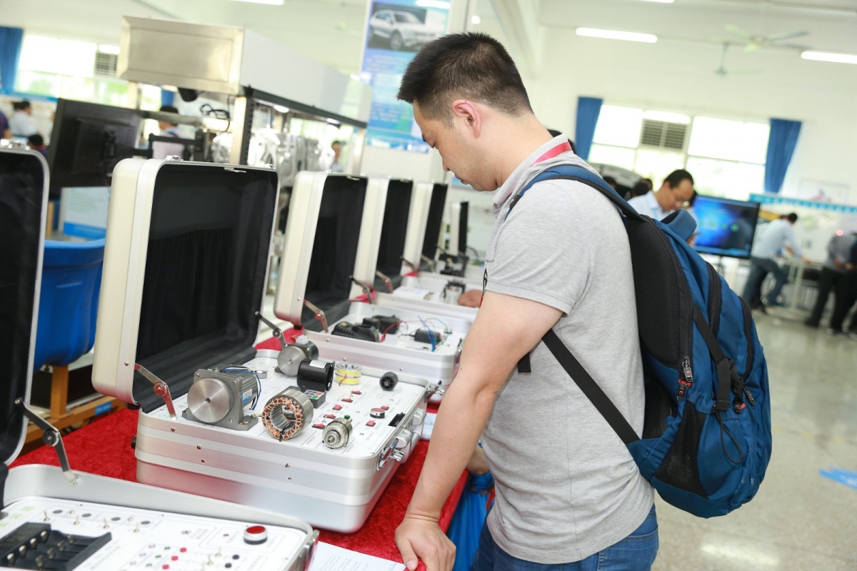 深圳風(fēng)向標(biāo)教育資源股份有限公司 深圳風(fēng)向標(biāo)教育資源股份有限公司