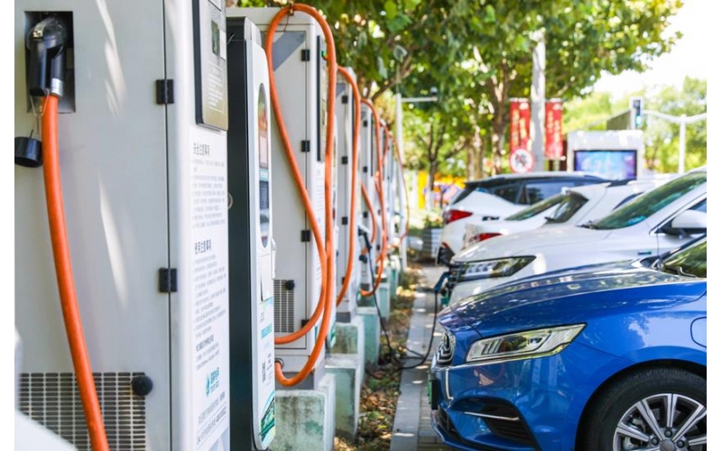 中國新能源汽車產(chǎn)銷量連續(xù)7年全球居首